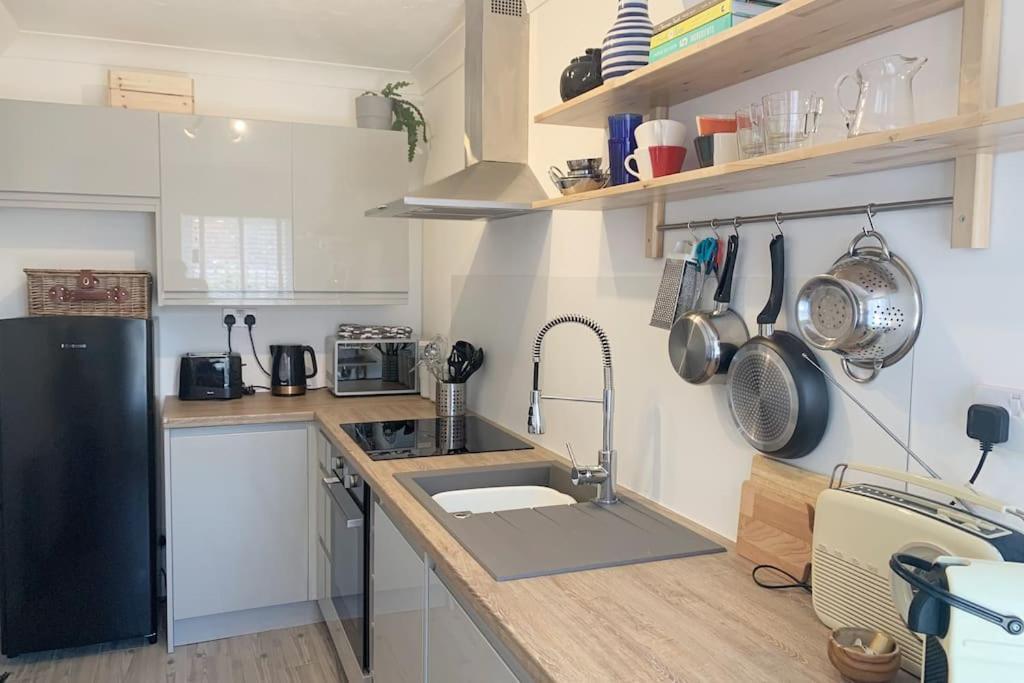 May Cottage - Heart Of Vibrant Village & 10 Mins Walk To Beach Milford on Sea Buitenkant foto
